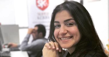 الست فايزة لما غنت ست الحبايب كانت عايزة مننا إيه ياكابتن "متحت" ؟ نورهان طمان