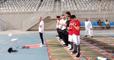 فيديو.. شيتوس يؤم اللاعبين فى صلاة المغرب قبل بدء مران المنتخب الأولمبى