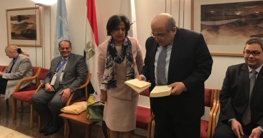 رئيسة هيئة البحرين للثقافة والآثار تهدى مدير مكتبة الإسكندرية إصدارات مشروع نقل المعرفة