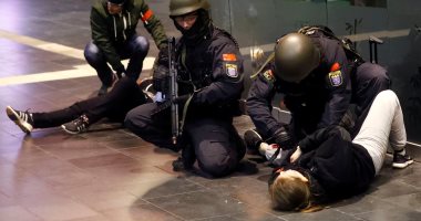 صور.. سيناريوهات تمثيلية للشرطة الألمانية فى التعامل مع حوادث إرهابية
