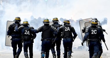 صور و فيديو.. شرطة باريس تشتبك مع متظاهرين معارضين لإصلاحات الرئيس الفرنسى