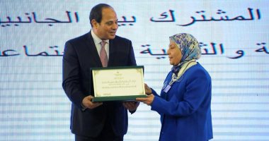 الرئيس يكرم نائبة رئيس جامعة المنصورة الأسبق فى احتفالية المرأة المصرية