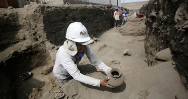 صور.. اكتشاف مقبرة بشرية تعود لحضارة "تشيمو" فى بيرو