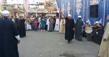 صور.. قبيلة الحميدات بقنا تنظم مسيرة بالمزمار البلدى لدعم الرئيس السيسى