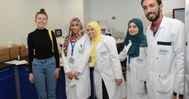 الفنانة رحمة حسن والمخرج أمير رمسيس يزوران مستشفى علاج الأورام بالأقصر
