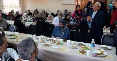 محافظ بورسعيد يشارك نزلاء دار المسنين الاحتفال بعيد الأم 
