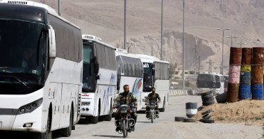 عبور17 حافلة تقل مسلحين وعائلاتهم إلى محافظة إدلب السورية