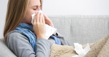 اعراض نزلات البرد الحادة تشمل التهاب الحلق وآلام بالجسم