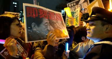 صور.. احتجاجات فى اليابان تطالب باستقالة رئيس الوزراء شينزو آبى