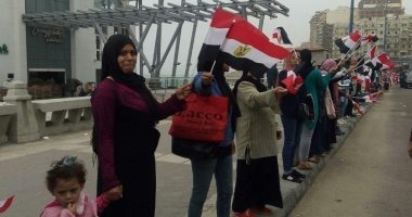 صور.. سلسلة بشرية لتأييد الرئيس وحث المواطنين للمشاركة الانتخابية بالإسكندرية