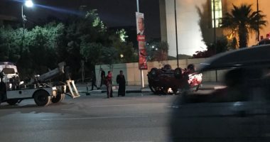 قارئ يشارك بصور لانقلاب سيارة فى حادث مرورى بشارع صلاح سالم