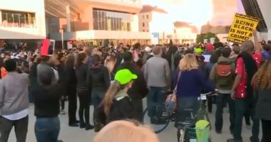 صور.. احتجاجات فى كاليفورنيا بعد بث فيديو لاعتداء الشرطة على أسود أعزل