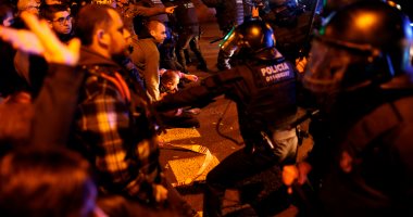 صور.. اشتباكات عنيفة بين الشرطة الإسبانية ومحتجين فى برشلونة
