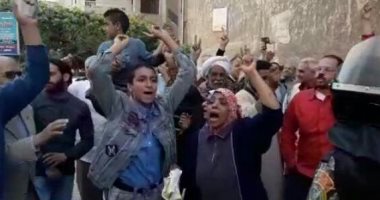 صور.. تظاهر المواطنين بموقع انفجار الإسكندرية.. ويؤكدون: هننزل للانتخابات