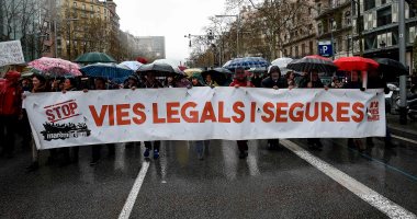 صور.. تظاهرات فى إسبانيا وإيطاليا رفضا لاحتجاز سفينة تنقذ مهاجرين