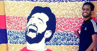 موهبة من الصعيد.. يوسف يكرم محمد صلاح وأم كلثوم بجداريتين فى المنيا.. صور