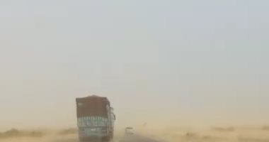 صور.. عواصف رملية على الطرق الخارجية بالبحر الأحمر