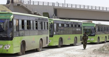 حافلات تدخل إلى مدينة دوما السورية لإستئناف عملية الإجلاء