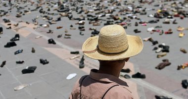 بـ"الأحذية"..فنان يحيى الذكرى الـ38 لسقوط آلاف الضحايا فى السلفادور (صور)