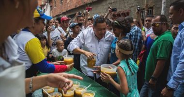 صور.. حملة انتخابية لـ"منافس مادورو" تحت شعار توزيع الحساء على الفنزويليين