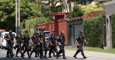 صور.. شرطة بيرو تداهم منازلين لرئيس بيرو السابق كوتشينسكى