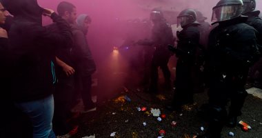 صور.. اشتباكات عنيفة بين الشرطة الإسبانية ومتظاهرين كتالونيين فى برشلونة