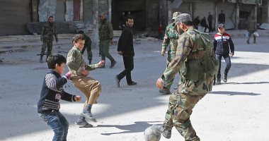 صور.. جنود الجيش السورى يلعبون الكرة مع الأطفال فى عين ترما بالغوطة الشرقية