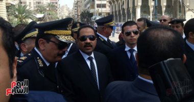 صور.. مدير أمن الإسكندرية يصل الجنازة العسكرية لشهيدى حادث محاولة الاغتيال 