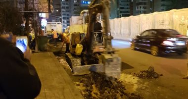بالصور.. إصلاح شارع المعسكر الرومانى بعد رفع مخلفات حادث التفجير بالإسكندرية