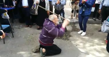 مسن يفاجئ المواطنين بوصلة رقص بالعصا فى الجمالية (صور)