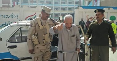 صور.. أحد أبطال حرب 56 فى بنى سويف: "رغم مرضى جيت انتخب السيسى عشان بحبه"