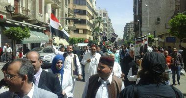 أنصار موسى مصطفى موسى يتقدمون موكبه بمسيرة تطوف شوارع منطقة عابدين (صور)