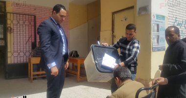 صور.. رئيس لجنة يسرى شعراوى بالإسماعيلية يخرج صندوق التصويت لمواطن معاق
