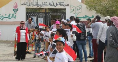 أطفال مرسى علم يستقبلون الناخبين بلافتات "مصر أولا.. وانزل شارك".. صور