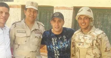أحمد السقا يشارك فى الانتخابات ويلتقط صورا مع رجال الجيش والشرطة 