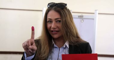 صور.. ليلى علوى تدلى بصوتها فى الانتخابات الرئاسية بمصر الجديدة 