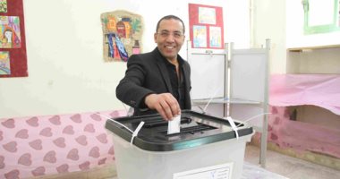 فيديو وصور.. خالد صلاح يدلى بصوته بالانتخابات الرئاسية فى لجنته بالدقى