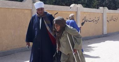 مسن معاق يدلى بصوته فى الانتخابات الرئاسية بمركز جرجا بسوهاج مرددا "تحيا مصر"