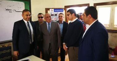 صور.. مدير أمن البحيرة يتفقد إجراءات تأمين اللجان الانتخابية بكفر الدوار