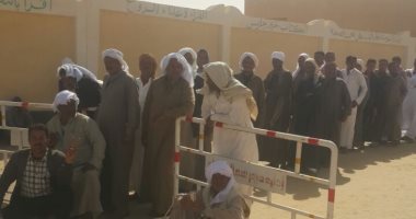 صور.. أبناء قبيلة الدواغرة بشمال سيناء يحتشدون أمام اللجان الانتخابية