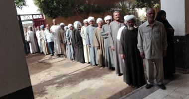 صور.. الناخبون يصطفون طوابير امام لجان الانتخابات بمركزى ادفو وكوم امبو 