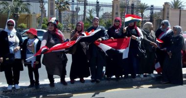 عشرات السيدات يرفعن علم مصر أمام المقار الانتخابية فى بورسعيد