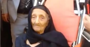 فيديو.. الجدة حكيمة 101 عام تشارك بالانتخابات على سرير الإسعاف بالأزبكية
