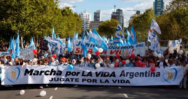 صور.. مظاهرات ضخمة فى الأرجنتين ضد قانون إلغاء تجريم الإجهاض