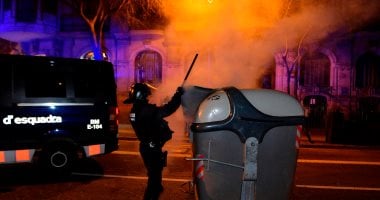 صور.. تجدد الاشتباكات بين كتالونيين والشرطة الإسبانية فى برشلونة