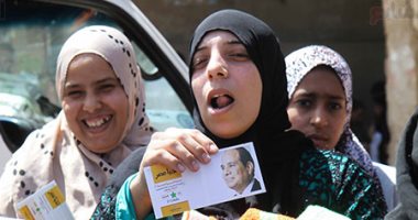 سيدات العياط بالجيزة يطلقن الزغاريد أثناء الإدلاء بأصواتهن (صور)