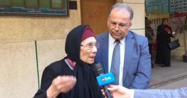 عميد طب طنطا يصطحب والدته للإدلاء بصوتها فى انتخابات الرئاسة