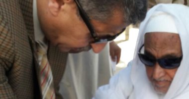 صور. رئيس لجنة بالشرقية يساعد مسنا للإدلاء بصوته فى الانتخابات