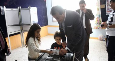 وزير التعليم العالى يدلى بصوته فى الانتخابات الرئاسية بالتجمع الأول (صور)