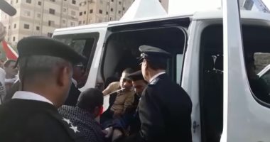 فيديو.. الشرطة تساعد مواطنا من ذوى الاحتياجات لنقله إلى مقر لجنته بحلوان